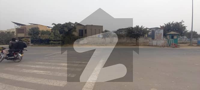 ڈی ایچ اے فیز 8 - بلاک وی فیز 8,ڈیفنس (ڈی ایچ اے),لاہور میں 1 کنال رہائشی پلاٹ 3.2 کروڑ میں برائے فروخت۔