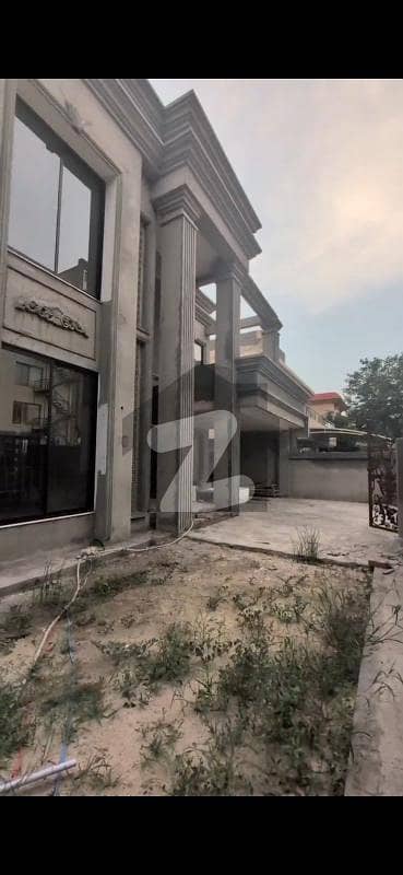 بحریہ ٹاؤن نشتر بلاک بحریہ ٹاؤن سیکٹر ای,بحریہ ٹاؤن,لاہور میں 5 کمروں کا 1 کنال مکان 6.5 کروڑ میں برائے فروخت۔