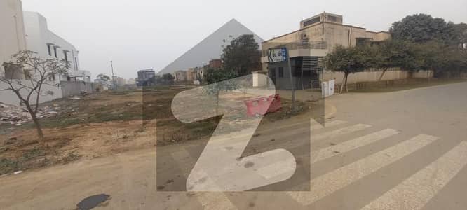 ڈی ایچ اے فیز 8 - بلاک وی فیز 8,ڈیفنس (ڈی ایچ اے),لاہور میں 1 کنال رہائشی پلاٹ 3.4 کروڑ میں برائے فروخت۔