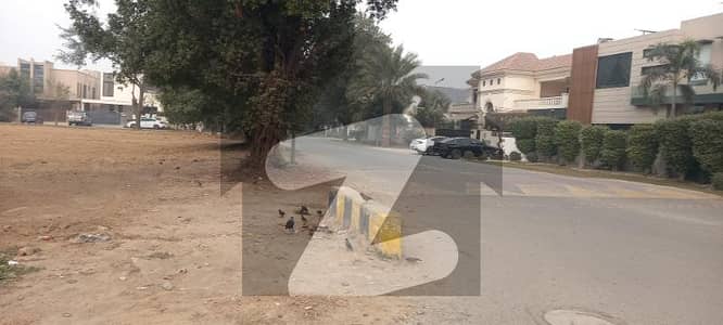 ڈی ایچ اے فیز 8 - بلاک ایکس فیز 8,ڈیفنس (ڈی ایچ اے),لاہور میں 1 کنال رہائشی پلاٹ 3.0 کروڑ میں برائے فروخت۔