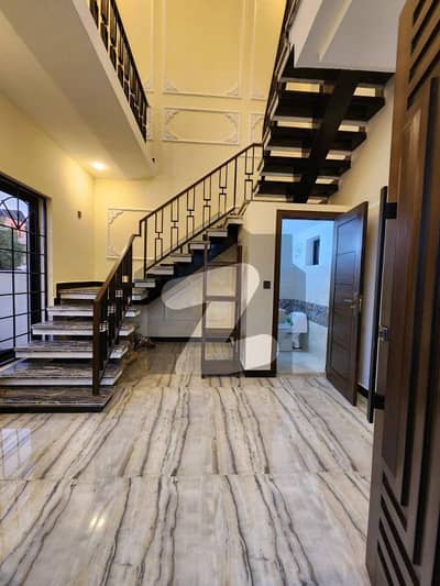 بحریہ ٹاؤن فیز 8 بحریہ ٹاؤن راولپنڈی,راولپنڈی میں 5 کمروں کا 10 مرلہ مکان 3.4 کروڑ میں برائے فروخت۔