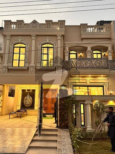 فارمانئیٹس ہاؤسنگ سکیم لاہور میں 6 کمروں کا 10 مرلہ مکان 4.5 کروڑ میں برائے فروخت۔