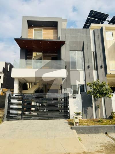 فیصل مارگلہ سٹی بی ۔ 17,اسلام آباد میں 5 کمروں کا 5 مرلہ مکان 2.4 کروڑ میں برائے فروخت۔