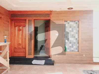 ٹاپ سٹی 1 - بلاک ڈی ٹاپ سٹی 1,اسلام آباد میں 5 کمروں کا 10 مرلہ مکان 4.9 کروڑ میں برائے فروخت۔