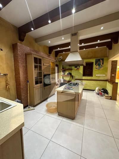 ڈی ایچ اے فیز 2 ڈی ایچ اے ڈیفینس,کراچی میں 6 کمروں کا 2 کنال مکان 17.5 کروڑ میں برائے فروخت۔