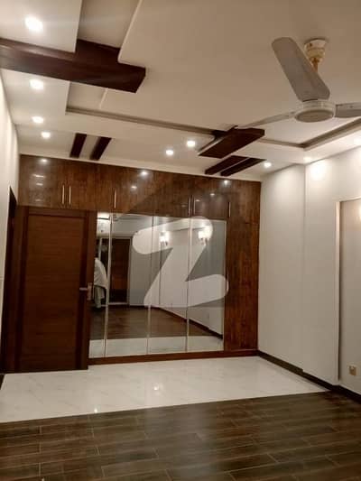 ڈی ایچ اے فیز 6 - بلاک ڈی فیز 6,ڈیفنس (ڈی ایچ اے),لاہور میں 4 کمروں کا 10 مرلہ مکان 2.3 لاکھ میں کرایہ پر دستیاب ہے۔