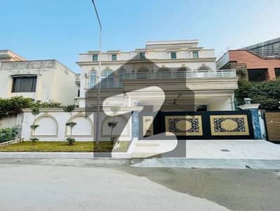 جی ۔ 13 اسلام آباد میں 6 کمروں کا 1 کنال مکان 15.8 کروڑ میں برائے فروخت۔