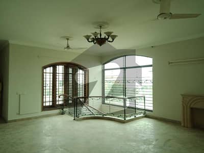 ONE KANAL BEAUTIFULL HOUSE AVALIABLE FOR RENT IN DHA DEFANCE PHASE 4