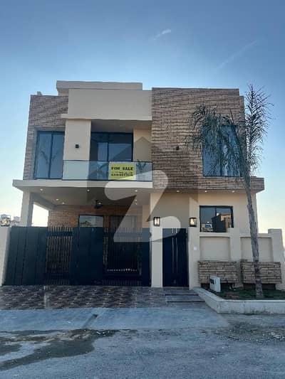 ایم پی سی ایچ ایس ۔ ملٹی گارڈنز بی ۔ 17,اسلام آباد میں 5 کمروں کا 8 مرلہ مکان 3.55 کروڑ میں برائے فروخت۔