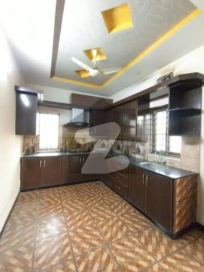 میڈیا ٹاؤن راولپنڈی میں 4 کمروں کا 10 مرلہ بالائی پورشن 90.0 ہزار میں کرایہ پر دستیاب ہے۔