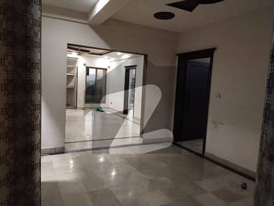 ایف ۔ 11 اسلام آباد میں 3 کمروں کا 12 مرلہ فلیٹ 1.4 لاکھ میں کرایہ پر دستیاب ہے۔