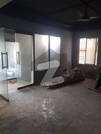 CLIFTON BLOCK 5 400 YARDS INDEPENDENT COMMERCIAL BUNGALOW FOR RENT