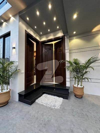 10 Marla Beautiful House Available For Sale  just 1 Mnt Drive From the Main Gate!!