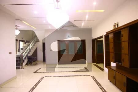 خیابان کالونی 2 فیصل آباد میں 4 کمروں کا 5 مرلہ مکان 1.9 کروڑ میں برائے فروخت۔