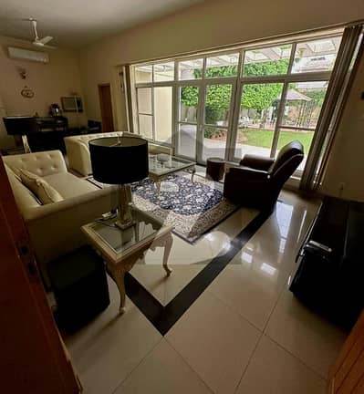 یونیورسٹی ٹاؤن پشاور میں 11 کمروں کا 4 کنال مکان 15.0 لاکھ میں کرایہ پر دستیاب ہے۔