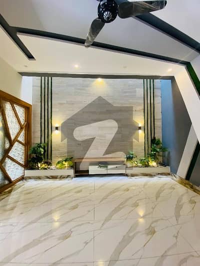 بحریہ ٹاؤن فیز 8 بحریہ ٹاؤن راولپنڈی,راولپنڈی میں 5 کمروں کا 10 مرلہ مکان 1.1 لاکھ میں کرایہ پر دستیاب ہے۔