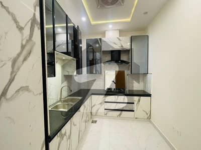 بحریہ ٹاؤن فیز 8 ۔ عثمان بلاک بحریہ ٹاؤن فیز 8 ۔ سفاری ویلی,بحریہ ٹاؤن فیز 8,بحریہ ٹاؤن راولپنڈی,راولپنڈی میں 5 کمروں کا 7 مرلہ مکان 2.5 کروڑ میں برائے فروخت۔