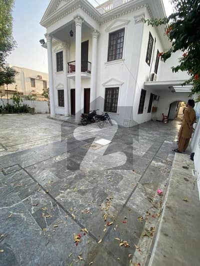 ڈی ایچ اے فیز 8 ڈی ایچ اے ڈیفینس,کراچی میں 6 کمروں کا 1 کنال مکان 11.9 کروڑ میں برائے فروخت۔