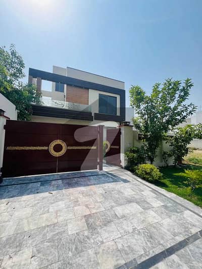 لیک سٹی ۔ سیکٹر ایم ۔ 1 لیک سٹی,رائیونڈ روڈ,لاہور میں 5 کمروں کا 10 مرلہ مکان 4.6 کروڑ میں برائے فروخت۔