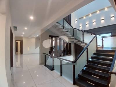 ڈی ایچ اے فیز 8 ڈی ایچ اے ڈیفینس,کراچی میں 6 کمروں کا 1 کنال مکان 5.9 لاکھ میں کرایہ پر دستیاب ہے۔