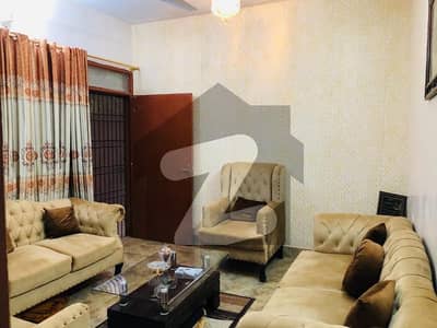 یونیورسٹی روڈ کراچی میں 4 کمروں کا 5 مرلہ مکان 2.7 کروڑ میں برائے فروخت۔