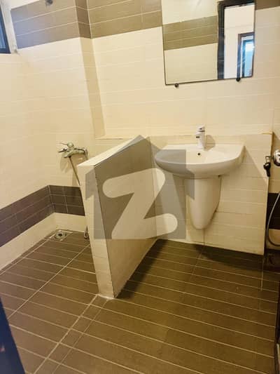 باتھ آئی لینڈ کراچی میں 3 کمروں کا 9 مرلہ فلیٹ 2.5 لاکھ میں کرایہ پر دستیاب ہے۔