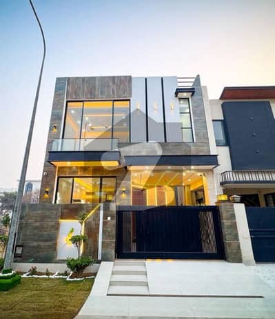 ڈی ایچ اے 9 ٹاؤن ۔ بلاک سی ڈی ایچ اے 9 ٹاؤن,ڈیفنس (ڈی ایچ اے),لاہور میں 3 کمروں کا 5 مرلہ مکان 3.1 کروڑ میں برائے فروخت۔