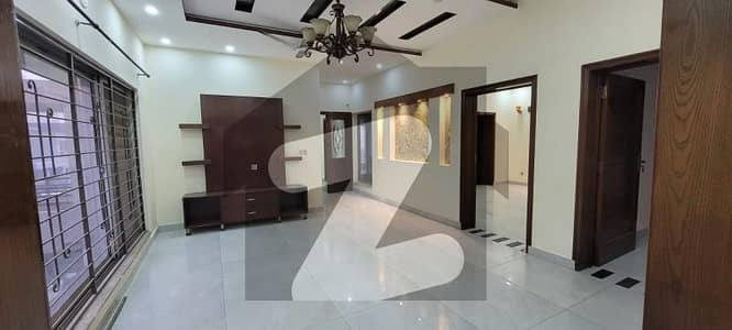 بحریہ ٹاؤن سیکٹرڈی بحریہ ٹاؤن,لاہور میں 5 کمروں کا 10 مرلہ مکان 3.85 کروڑ میں برائے فروخت۔