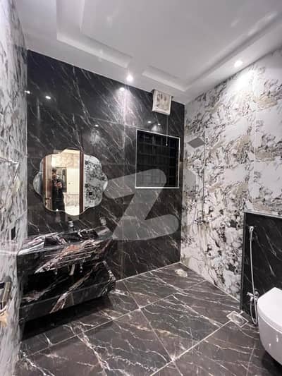 بحریہ ٹاؤن ۔ سیکٹر ایف بحریہ ٹاؤن,لاہور میں 5 کمروں کا 1 کنال مکان 2.95 لاکھ میں کرایہ پر دستیاب ہے۔