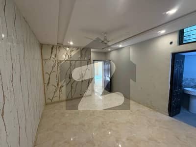 رحمان ولاز لاہور میں 4 کمروں کا 7 مرلہ مکان 1.1 لاکھ میں کرایہ پر دستیاب ہے۔