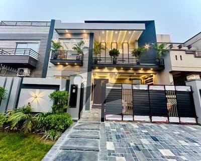 فارمانئیٹس ہاؤسنگ سکیم لاہور میں 4 کمروں کا 10 مرلہ مکان 3.9 کروڑ میں برائے فروخت۔