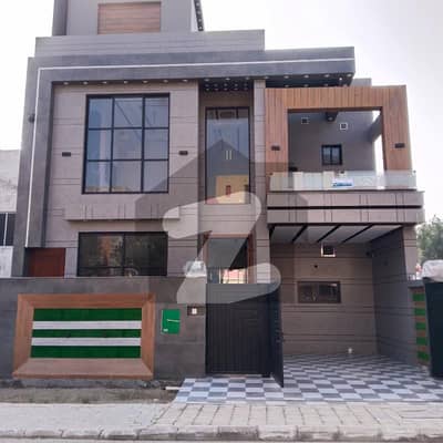 بحریہ آرچرڈ لاہور میں 4 کمروں کا 5 مرلہ مکان 2.4 کروڑ میں برائے فروخت۔