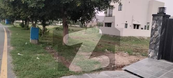 ڈی ایچ اے فیز 8 - بلاک ٹی فیز 8,ڈیفنس (ڈی ایچ اے),لاہور میں 1 کنال رہائشی پلاٹ 3.8 کروڑ میں برائے فروخت۔