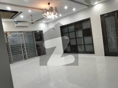 واپڈا ٹاؤن فیز 1 واپڈا ٹاؤن,لاہور میں 5 کمروں کا 1 کنال مکان 2.4 لاکھ میں کرایہ پر دستیاب ہے۔