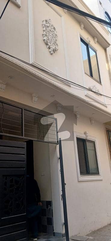 کیولری ایکسٹینشن لاہور میں 4 کمروں کا 2 مرلہ مکان 1.6 کروڑ میں برائے فروخت۔