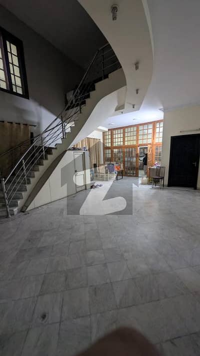 20 Marla Commercial Building Available For Rent