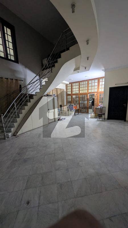 20 Marla Commercial Building Available For Rent 20 Marla Commercial Building Available For Rent