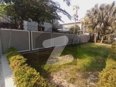 Beautiful prime VIP Location Old House for Sale 1100 Sq. Yds Ideal for Re-Construction CDA Transfer