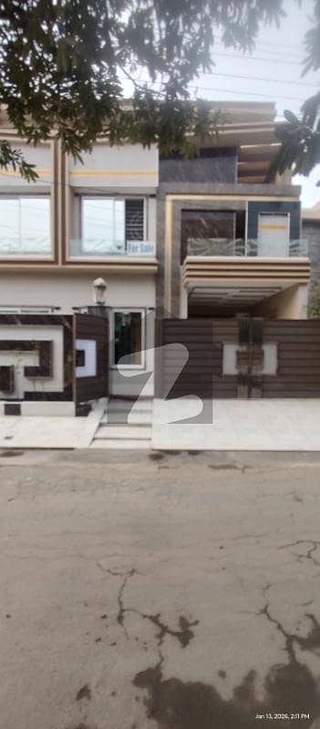 جوہر ٹاؤن لاہور میں 6 کمروں کا 10 مرلہ مکان 4.65 کروڑ میں برائے فروخت۔