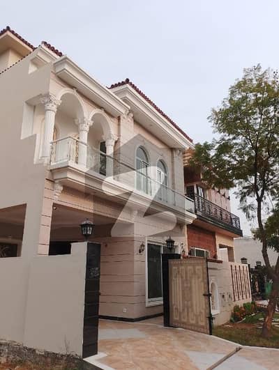 ڈی ایچ اے فیز 6 ڈیفنس (ڈی ایچ اے),لاہور میں 3 کمروں کا 5 مرلہ مکان 2.75 کروڑ میں برائے فروخت۔