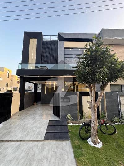 واپڈا سٹی فیصل آباد میں 5 کمروں کا 10 مرلہ مکان 3.8 کروڑ میں برائے فروخت۔