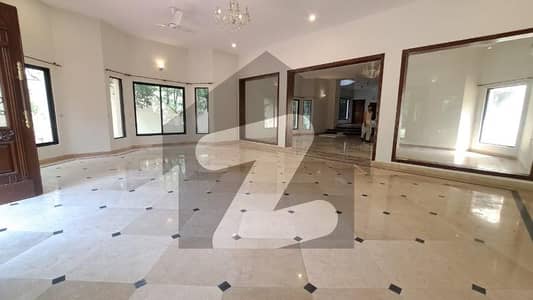 ایف ۔ 7 اسلام آباد میں 4 کمروں کا 2 کنال مکان 11.2 لاکھ میں کرایہ پر دستیاب ہے۔