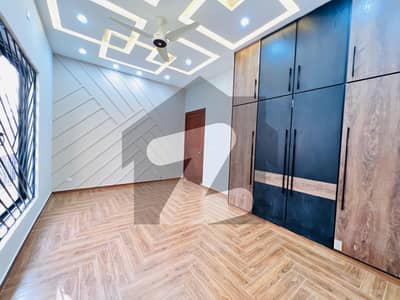 بحریہ ٹاؤن فیز 7 بحریہ ٹاؤن راولپنڈی,راولپنڈی میں 5 کمروں کا 10 مرلہ مکان 5.3 کروڑ میں برائے فروخت۔