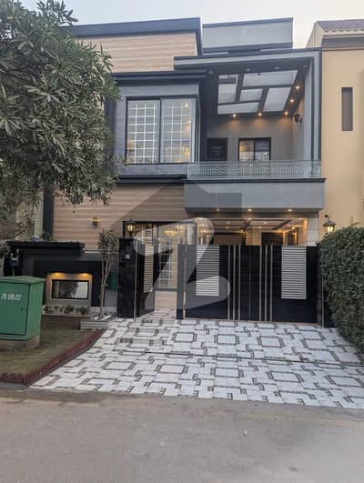 بحریہ ٹاؤن ۔ بلاک اے اے بحریہ ٹاؤن سیکٹرڈی,بحریہ ٹاؤن,لاہور میں 3 کمروں کا 5 مرلہ مکان 2.25 کروڑ میں برائے فروخت۔