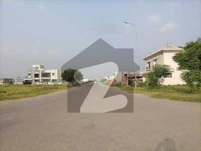 ڈی ایچ اے فیز 8 ڈیفنس (ڈی ایچ اے),لاہور میں 1 کنال رہائشی پلاٹ 3.75 کروڑ میں برائے فروخت۔