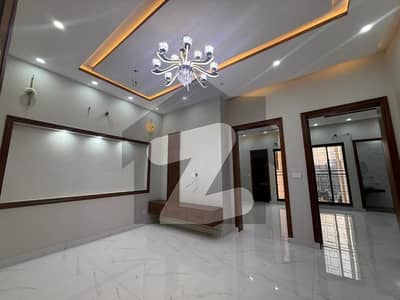 سبزہ زار سکیم لاہور میں 5 کمروں کا 5 مرلہ مکان 3.5 کروڑ میں برائے فروخت۔