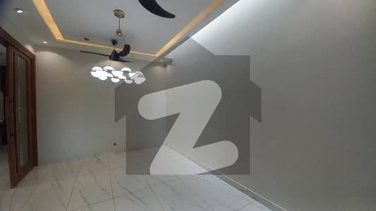 ڈی ایچ اے فیز 8 سابقہ ایئر ایوینیو ڈی ایچ اے فیز 8,ڈی ایچ اے ڈیفینس,لاہور میں 10 مرلہ زیریں پورشن 5.0 کروڑ میں برائے فروخت۔