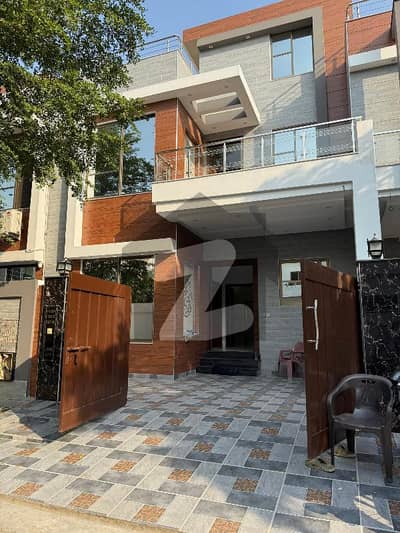 لیک سٹی۔ سیکٹر ایم 7 ۔ بلاک سی 1 لیک سٹی ۔ سیکٹرایم ۔ 7,لیک سٹی,رائیونڈ روڈ,لاہور میں 5 کمروں کا 7 مرلہ مکان 3.75 کروڑ میں برائے فروخت۔