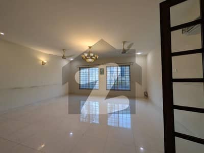 ایف ۔ 11 اسلام آباد میں 9 کمروں کا 1 کنال مکان 11.0 لاکھ میں کرایہ پر دستیاب ہے۔