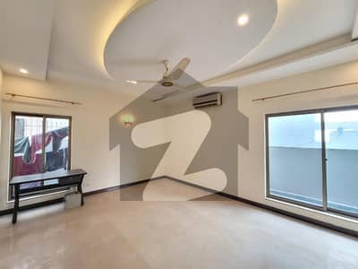 ڈی ایچ اے فیز 5 - بلاک ای فیز 5,ڈیفنس (ڈی ایچ اے),لاہور میں 5 کمروں کا 1 کنال بالائی پورشن 2.8 لاکھ میں کرایہ پر دستیاب ہے۔